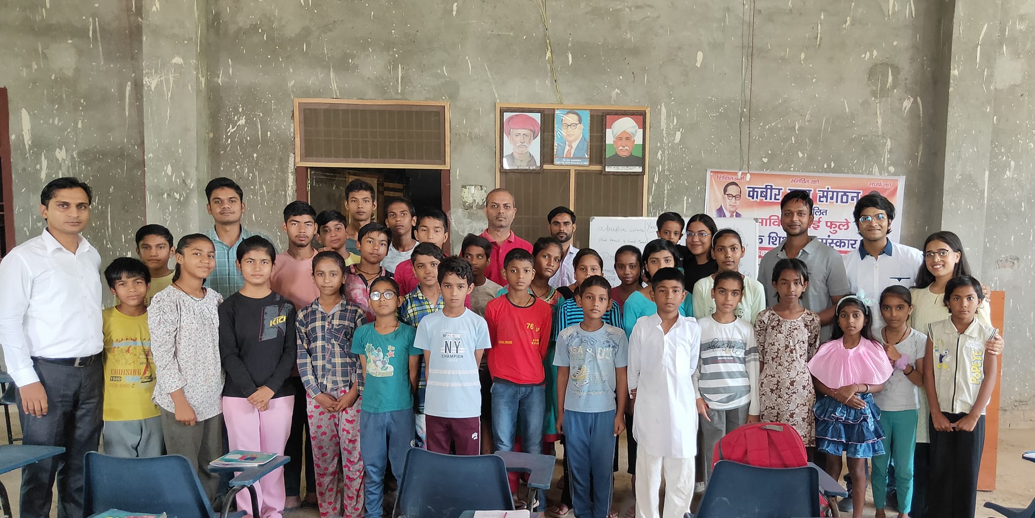 दिनांक 02-अक्टूबर-2022: बच्चों को लेखन सामग्री, नोट बुक, पेंसिल और मिठाई वितरित की गई !